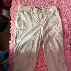 Gloria Vanderbilt Cream Capris